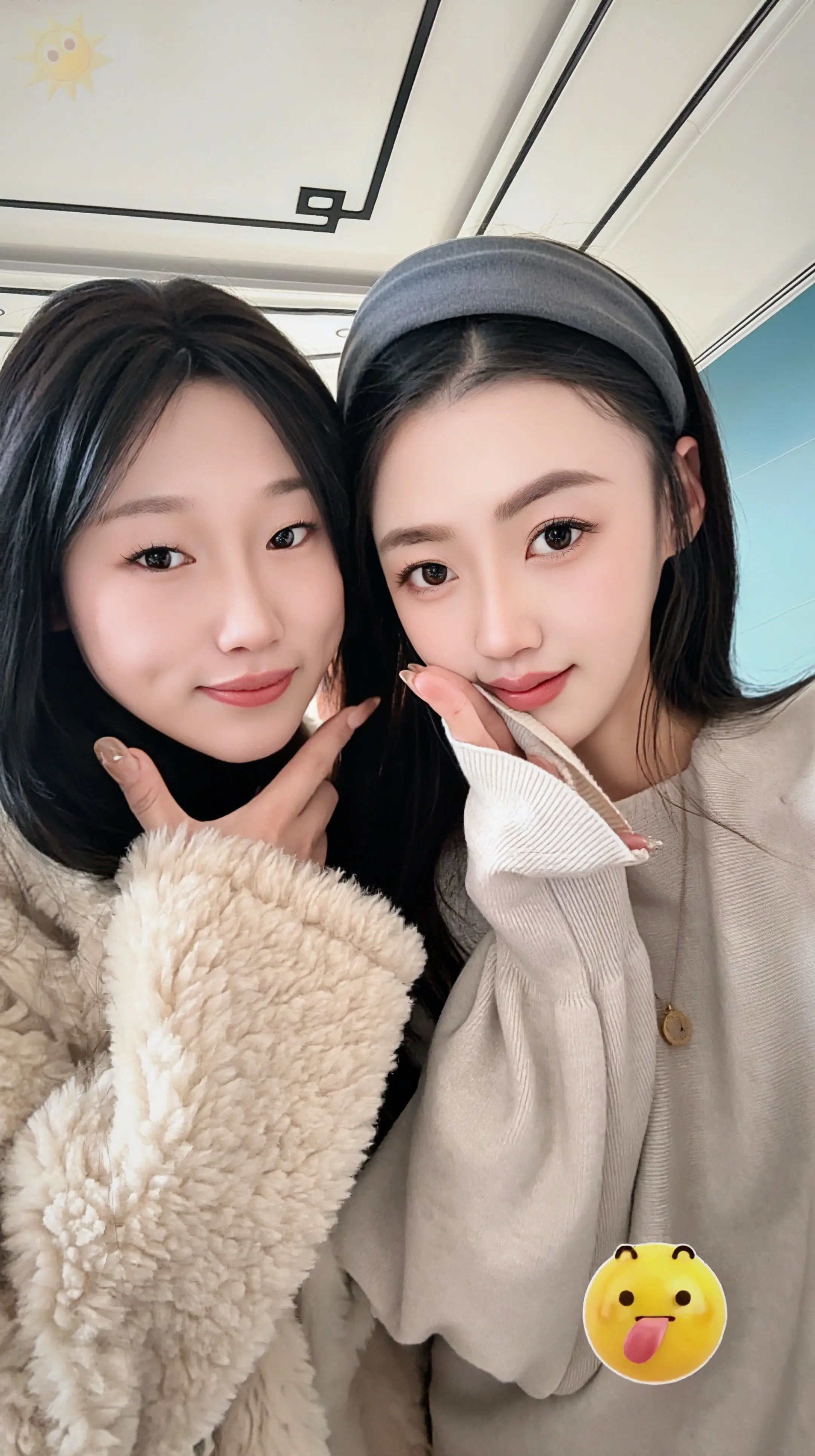 挺早的 美瞳不会带 粉底打不匀 素面朝天的时候我们就认识了