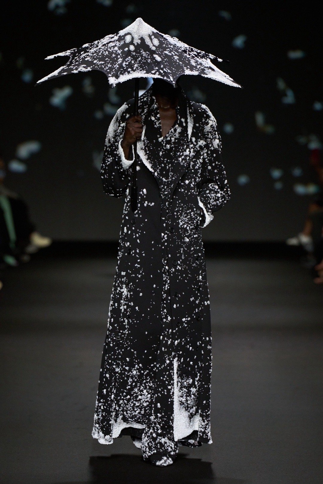 张凌赫霜雪高定 刷到张凌赫霜雪高定造型直接惊艳！清冷的霜雪色调超衬他气质，高定的