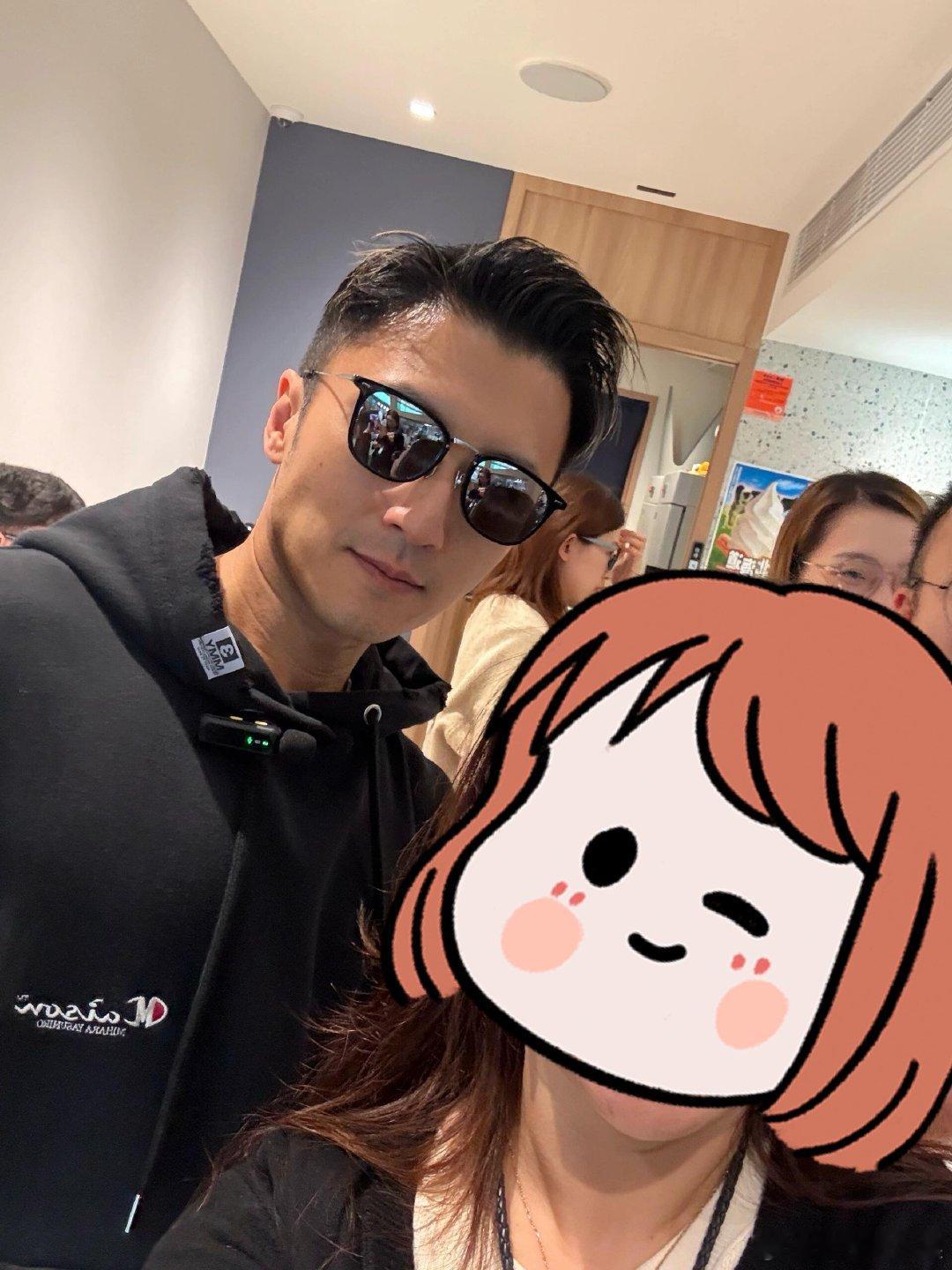 网友咖啡店偶遇谢霆锋，从出道就喜欢的偶像突然出现，这运气真的是开了挂吧！ 