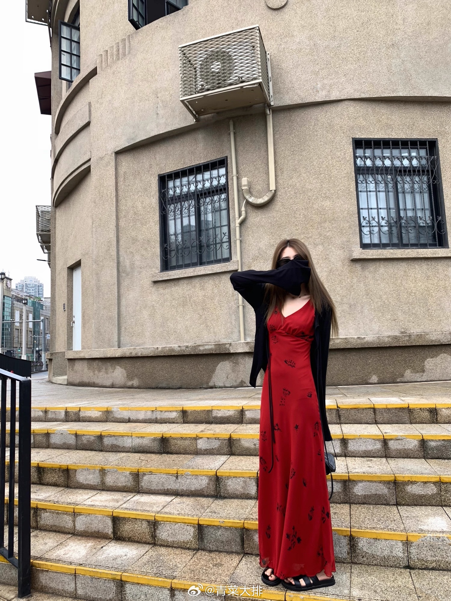 怎么办！六月幸运色是红色，我买了一条红色连衣裙明天去新疆。好消息，裙子很好看。坏