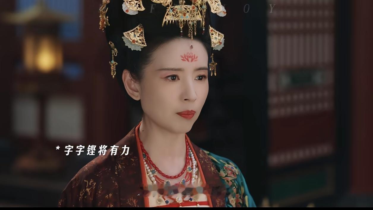 大家发现了没有，
董洁已经46岁了，
可是她这个年龄该有的一样都没有，没有皱纹，
