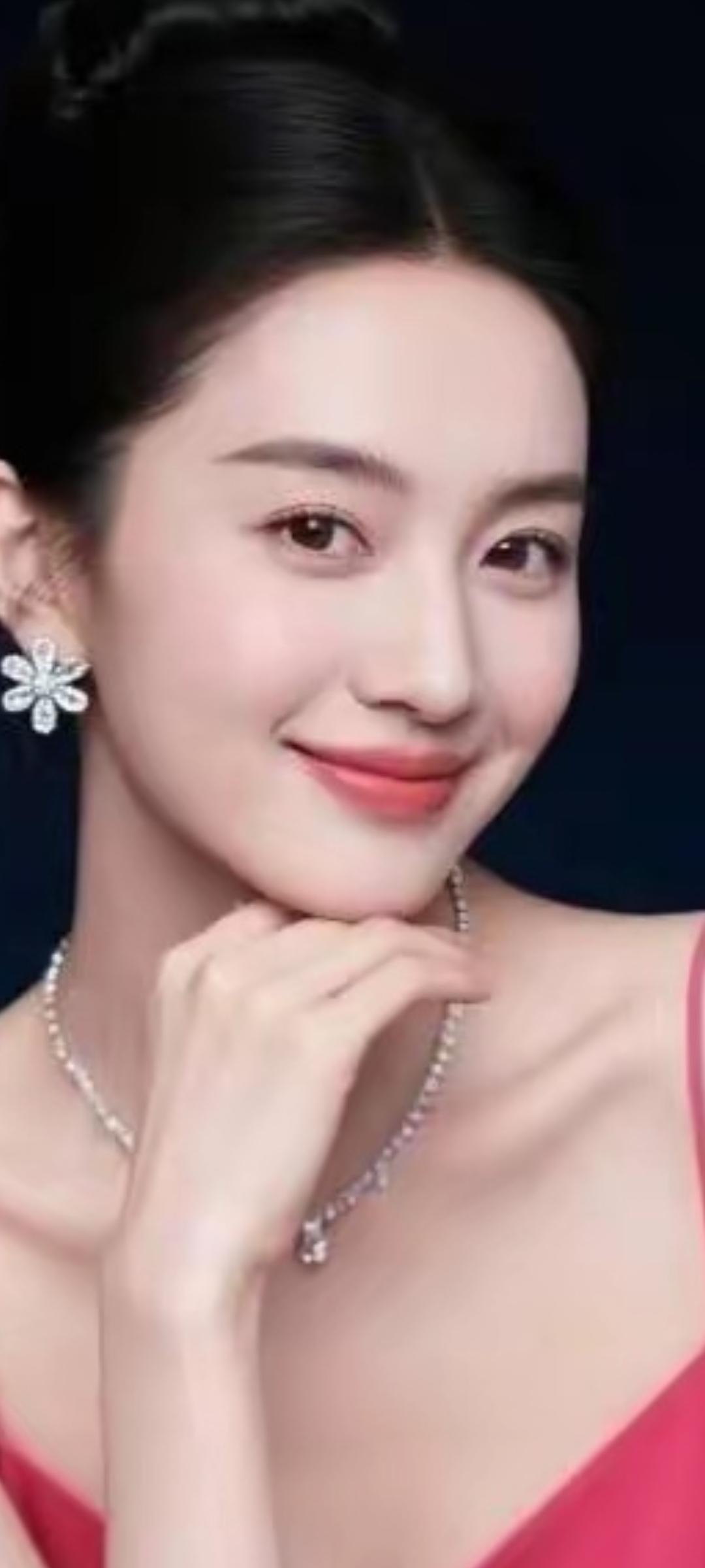 优雅红唇，闪耀耳环，温柔微笑，气质满分！