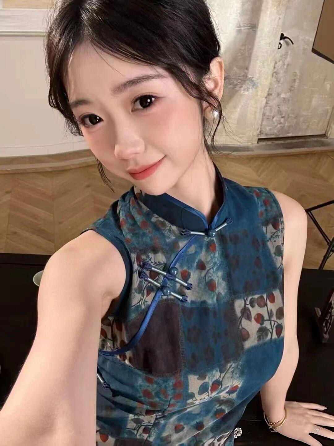 她的容颜，犹如春日里最娇艳的花朵，明眸皓齿间流露出无尽的温柔与智慧。那精致的五官