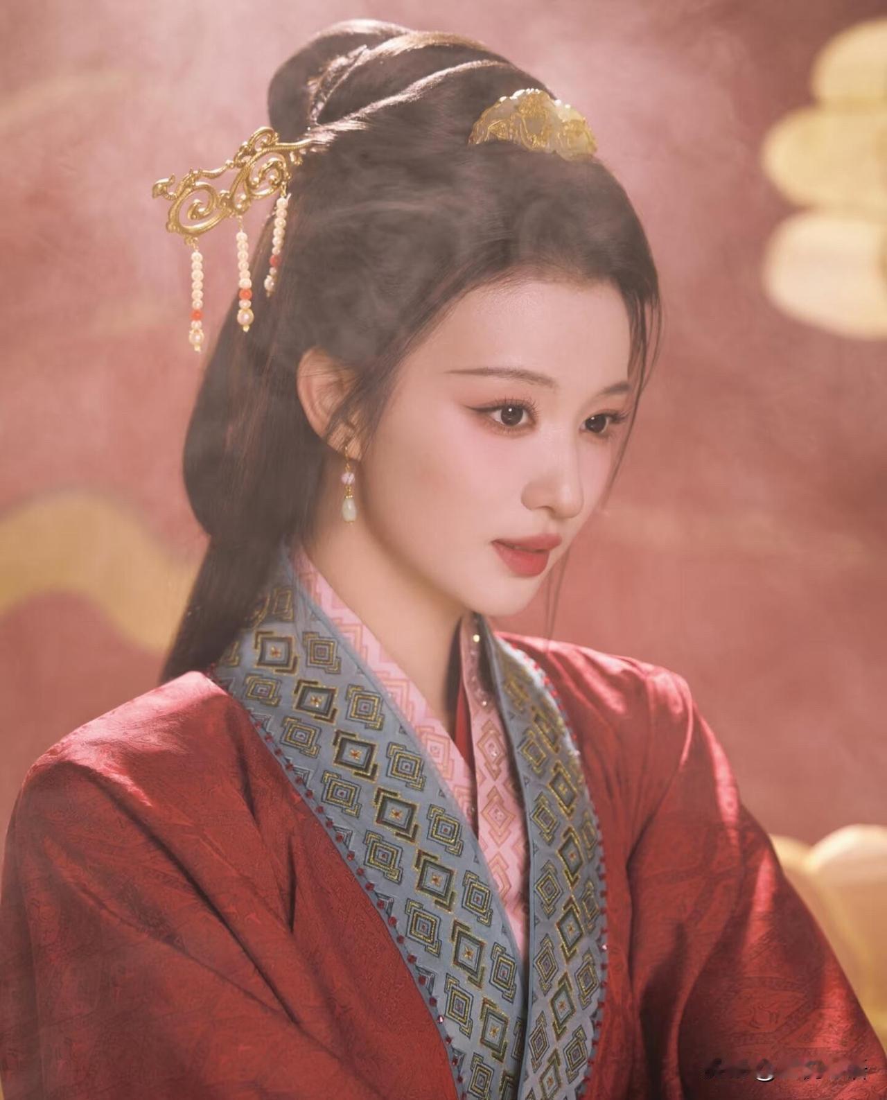 王楚然春晚露脸20秒涨粉65万，这流量真的太猛了！
全网都开始替她规划路，有人说