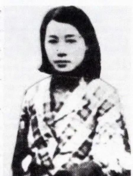 1937年，一名日军深夜巡逻，遇到一个美人，打算图谋不轨。谁料女人毫不慌张，转头