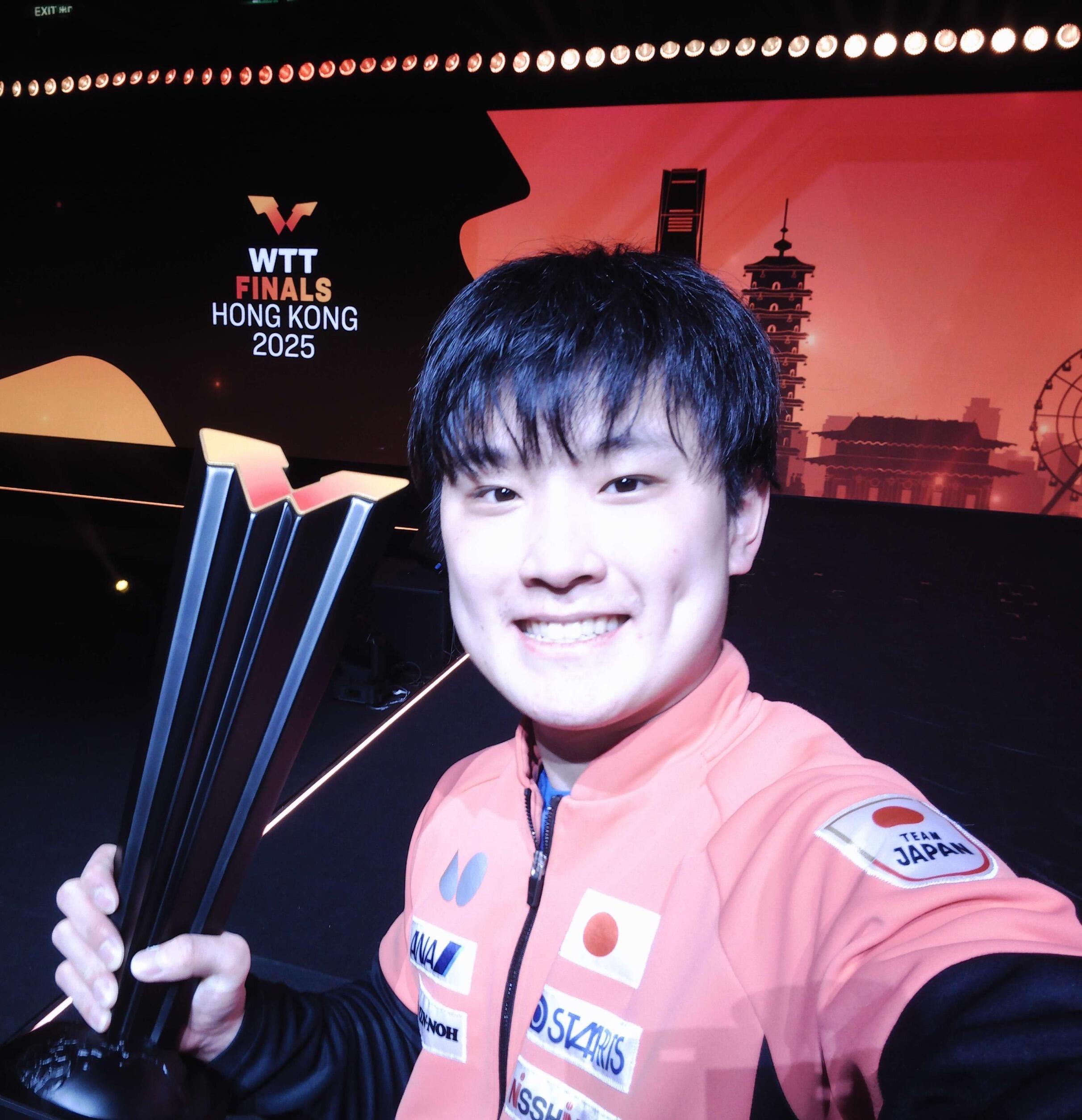 香港总决赛男单张本智和、女单王曼昱冠军自拍🤳 