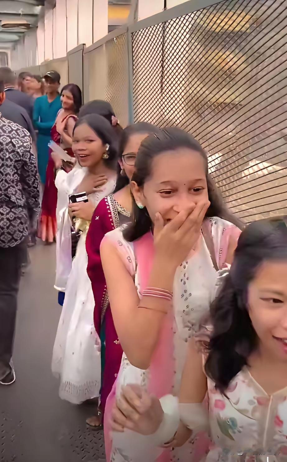 印度少女看到他心如鹿撞，尖叫声连连

他是被印度网民一票一票投出来的，号称全印最