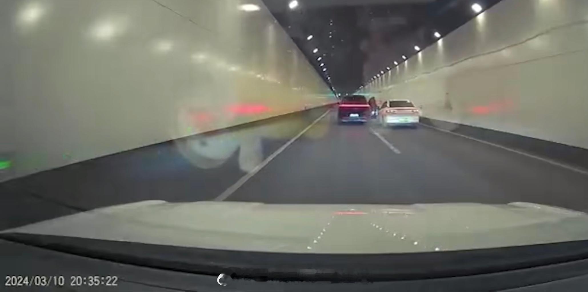 #西安交警回应轿车隧道内开车门别车##汽场全开# 【开车开门究竟有多危险？】西安