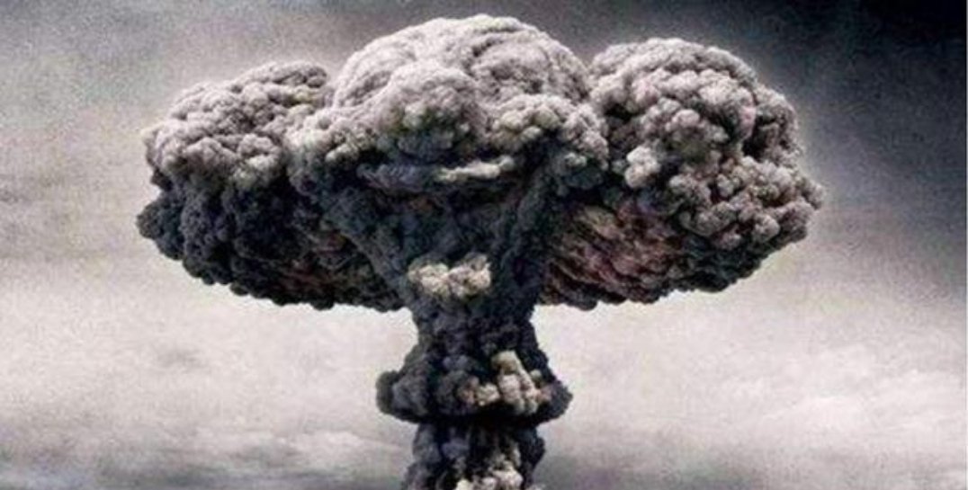 英超日本国脚手持日军军官卡片合影公众人物公开宣扬二战军国主义，不竞赛还等什么？试