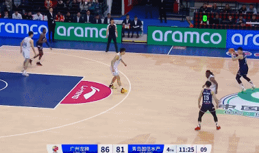 焦伯乔复制麦迪时刻，不过仅是“低配”版！
北京时间1月25日，广州与青岛的比赛进