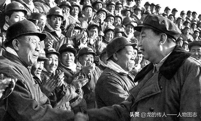 华国锋在唐山东方红广场亲切接见唐山市各条战线的劳动模范、先进工作者、先进单位的代