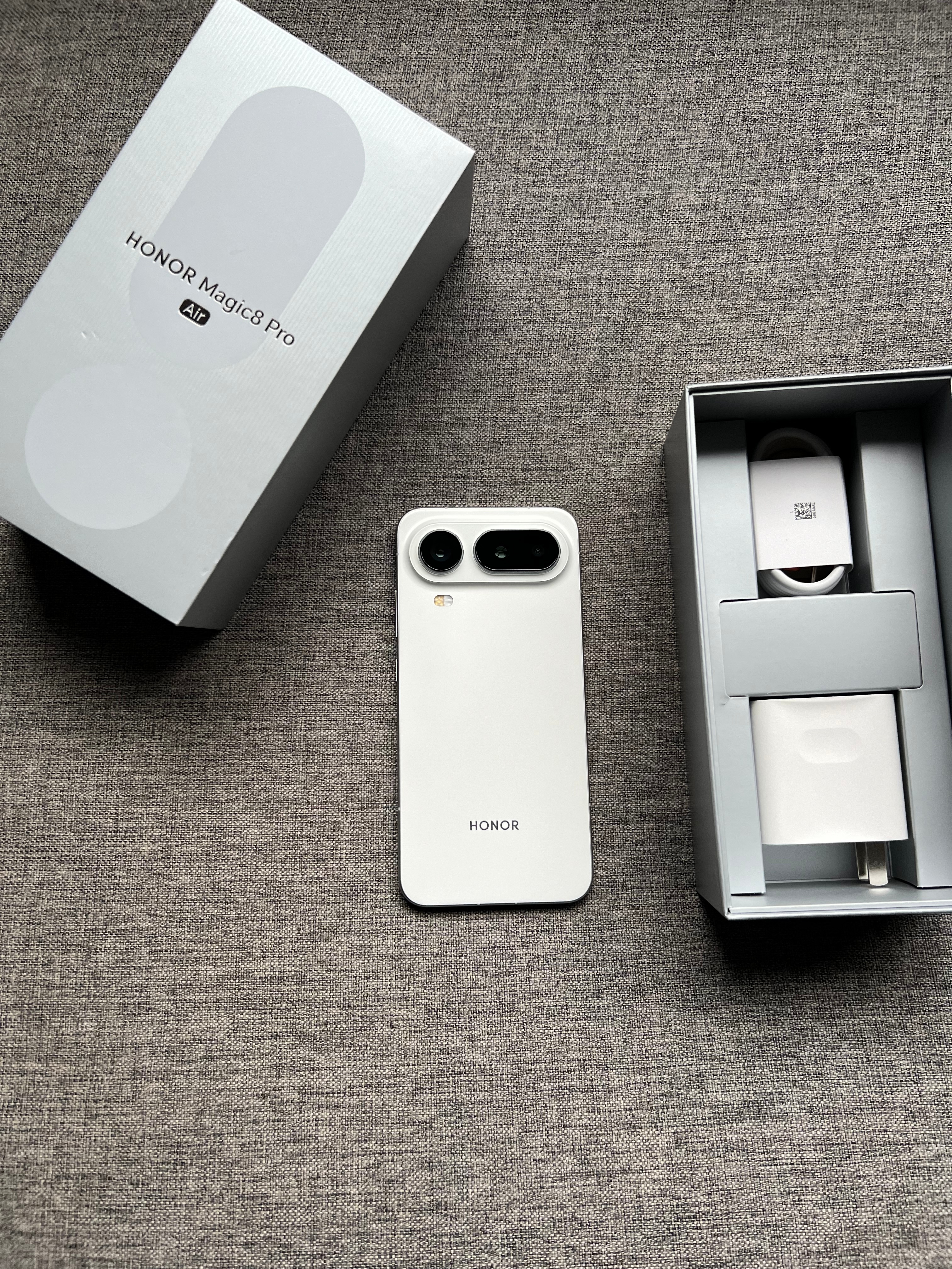 荣耀Magic8 Pro Air 16+1TB 羽白，99新全套，带1年碎屏宝+