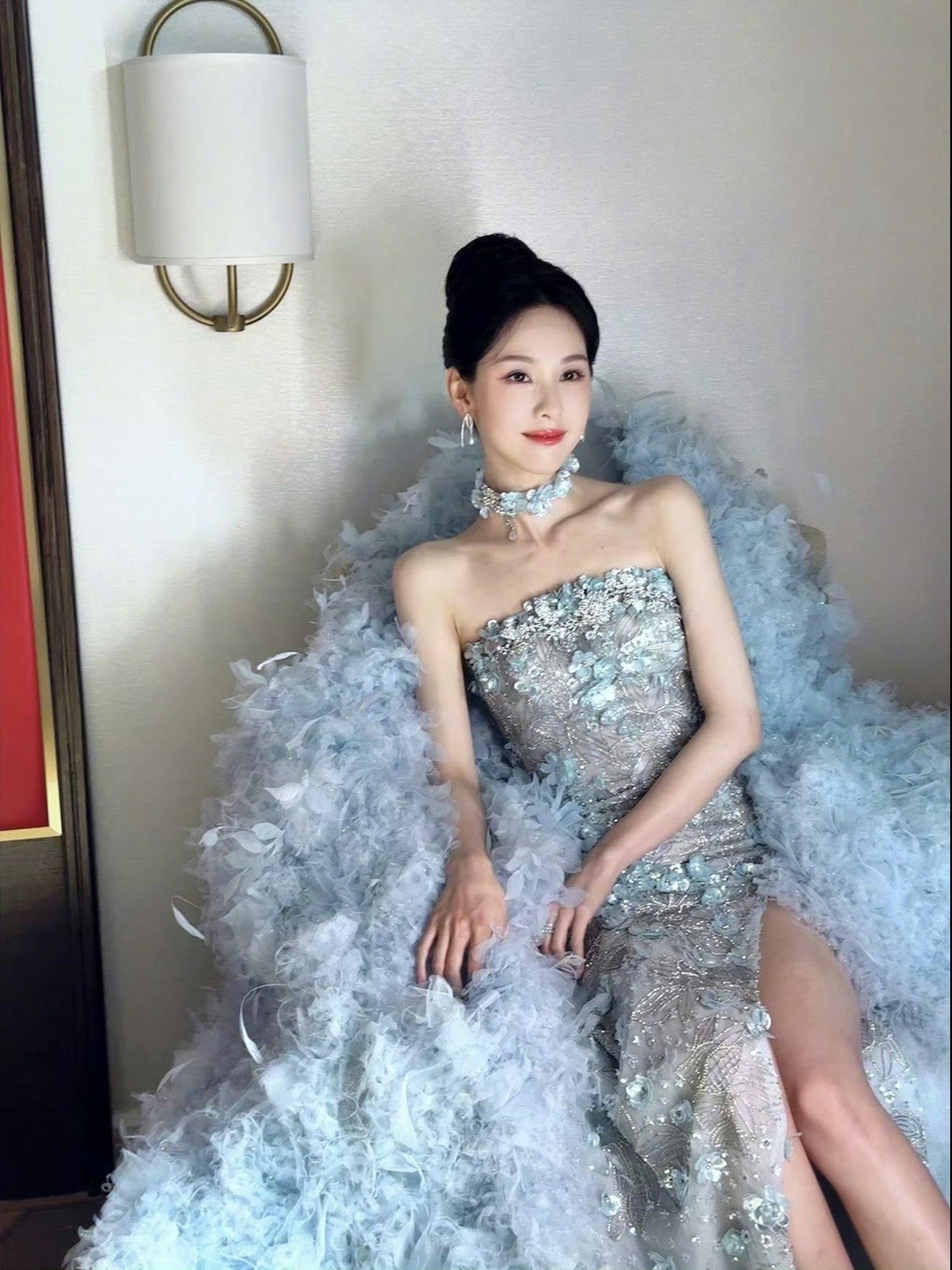 陈都灵裙子上开了数不清的花儿 啊啊啊美炸啦[哇][哇]嘟嘟这个裙子真的太仙了花仙