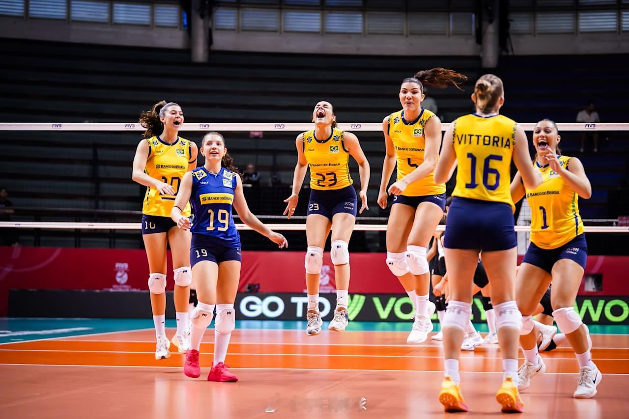 【2025U21女排世锦赛 巴西队3比0阿根廷晋级四强】北京时间15日上午，印尼