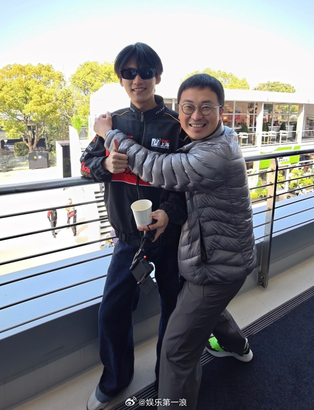 周柯宇看F1比赛 满脸开心！ 