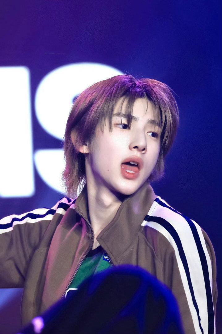 0000据说，叶锦添当年比她早出生三分钟。但是生下来就奄奄一息，生命垂危，没办法