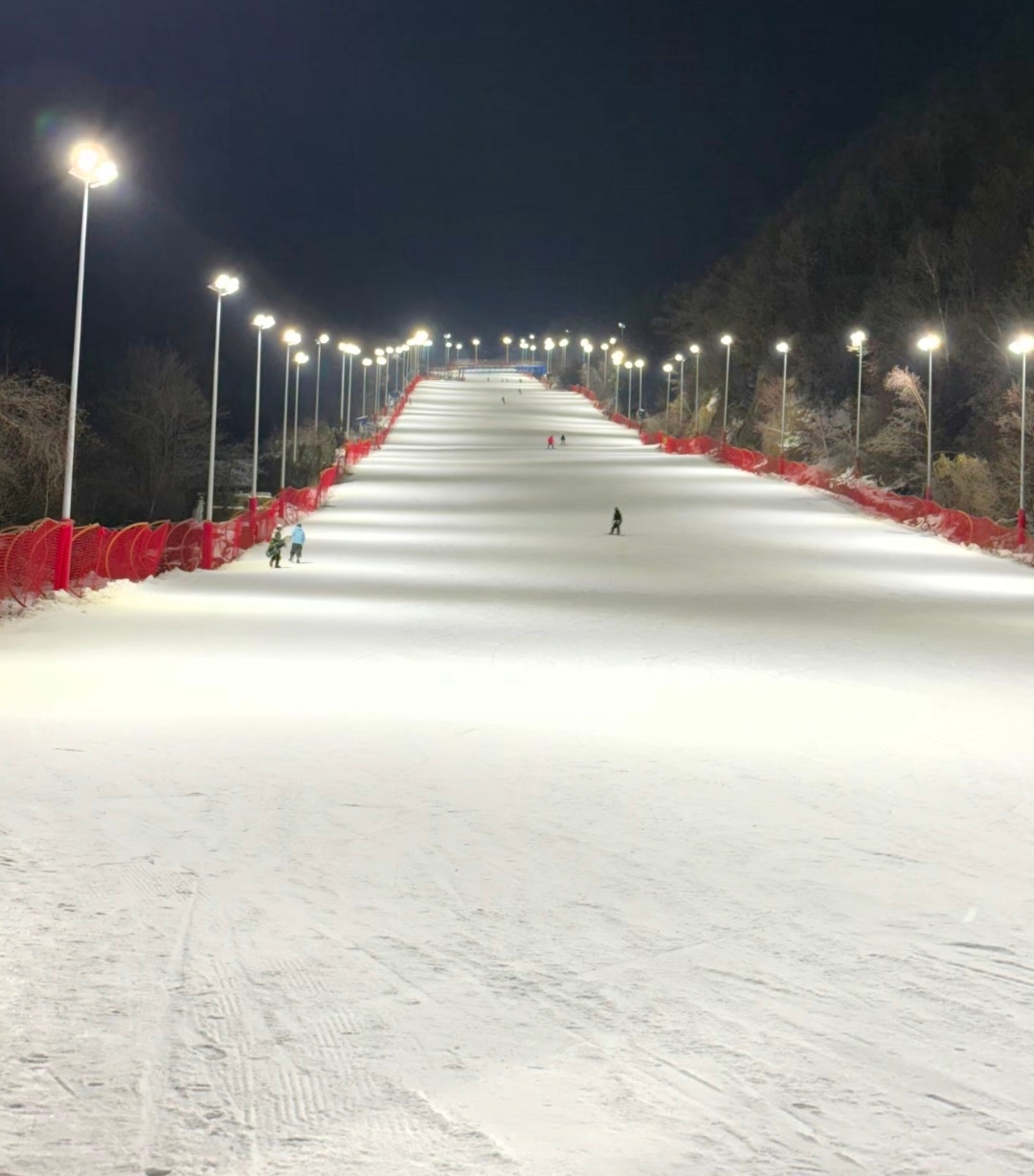 不要穿一身白去滑雪 白色好看但是不醒目，容易被撞，万一自己摔了爬不起来，没人发现