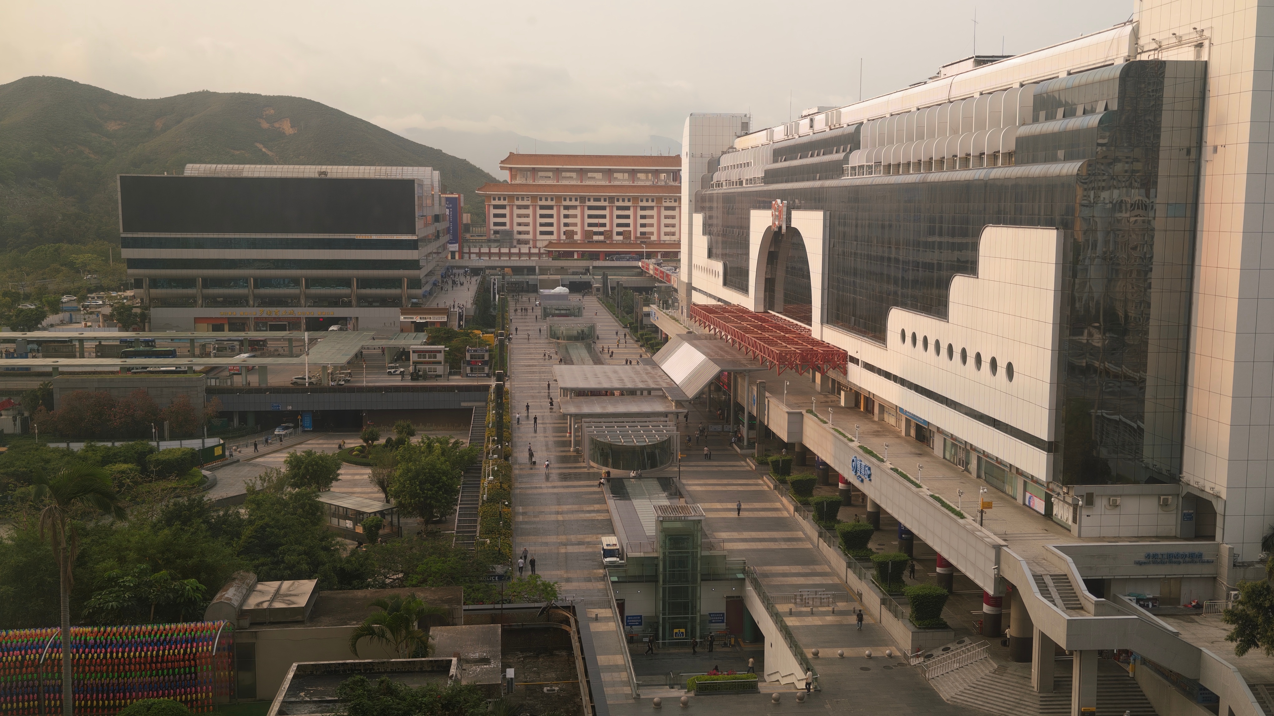 这次在深圳住罗湖香格里拉，楼下就是罗湖口岸，分分钟钟到香港vivo x300 u