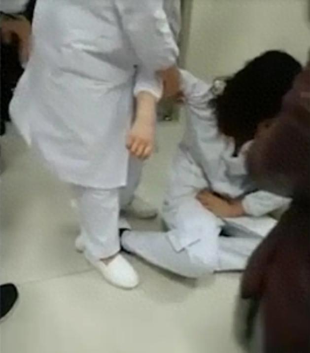 2017年，儿子因拔针时不慎被针划伤，局长夫人就把护士打到流产，事后局长竟还带着