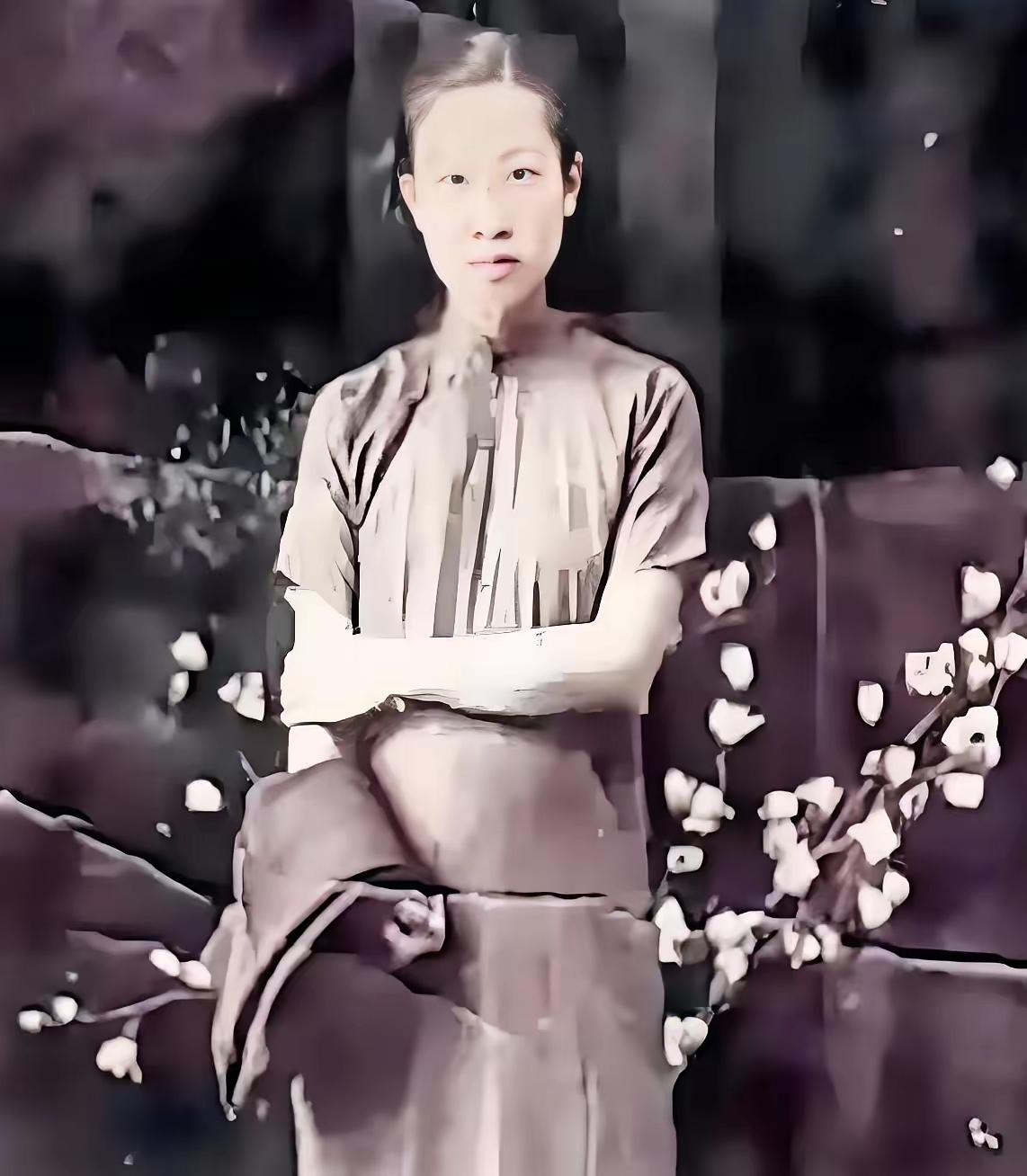 七个鬼子，把她围在河边。枪都扔了，开始解裤腰带。他们以为，这下稳了，一个女人而已