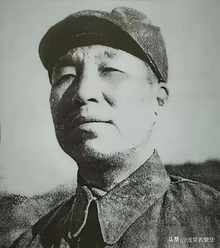 1988年河北老农刨地，村长狂奔喊停：你家来大官了！
 
1988年的三伏天，河