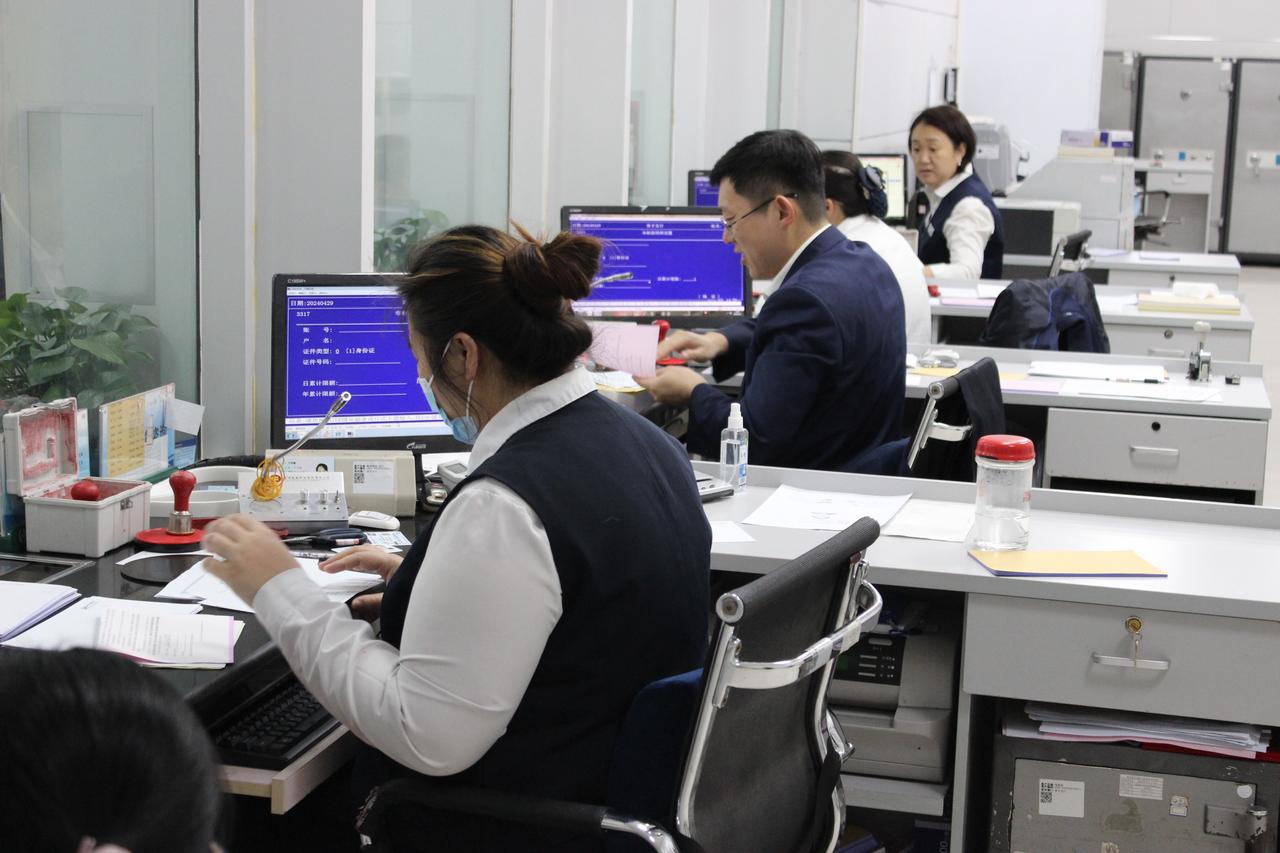 近期，包括国有大行及部分股份行在内的多家银行陆续下架3年期、5年期定期存款产品，