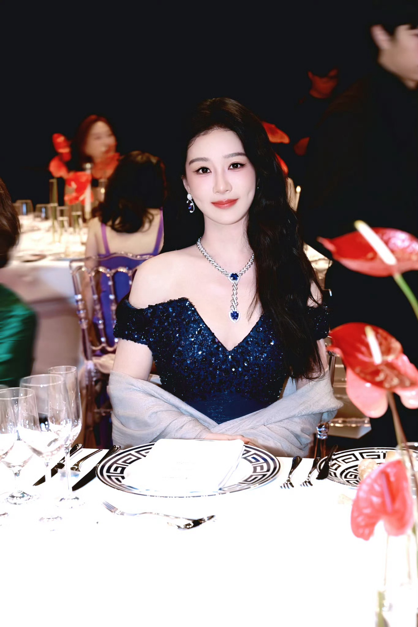 杨紫[超话]杨紫董竹君💜杨紫玉兰花开君再来“靠近光，追随光，成为光，散发光，期