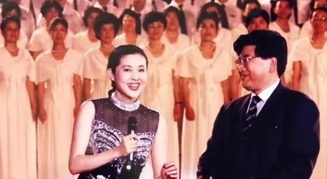 1990 年，32 岁的倪萍进入央视当主持人，女编导陈雨露一脸不耐烦地说：我们不