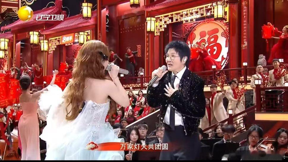孙楠黄霄雲把今年的年味唱浓了辽宁春晚孙楠黄霄雲同台封神！一句团圆暖意满，一声高音