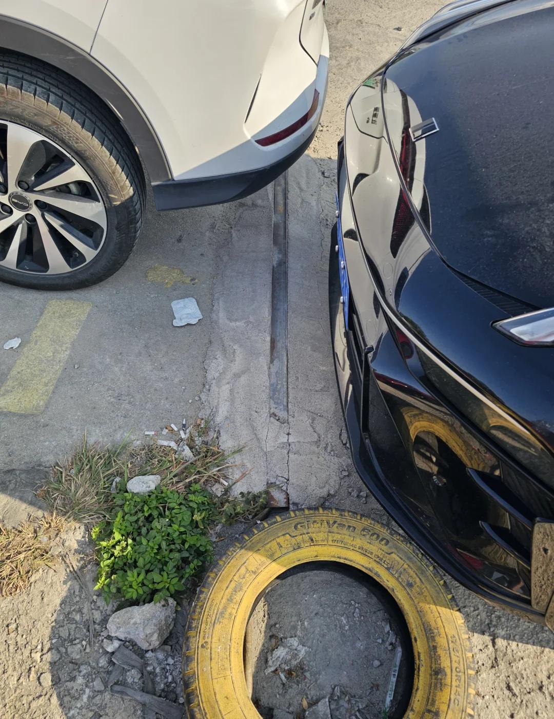 极限停车
这是拿驾照以来停的最极限的一次 想看看各位最极限的停车
泊车天才 停车