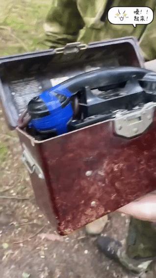 乌军在前线使用老式电话。经费紧缺，用这种不知哪个老军火库储备的通讯设备，还是有一