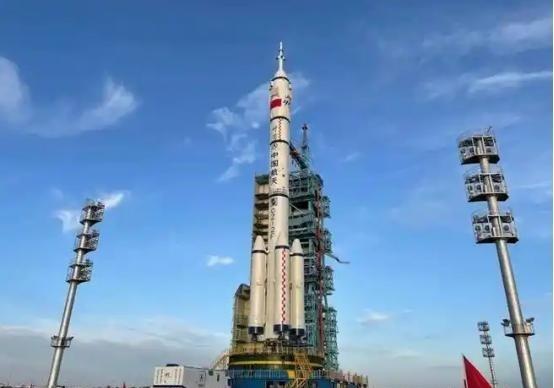 美国军方的东大问题专家发出了警告：中国最新的五年规划里，以前常提的“光刻机”、“