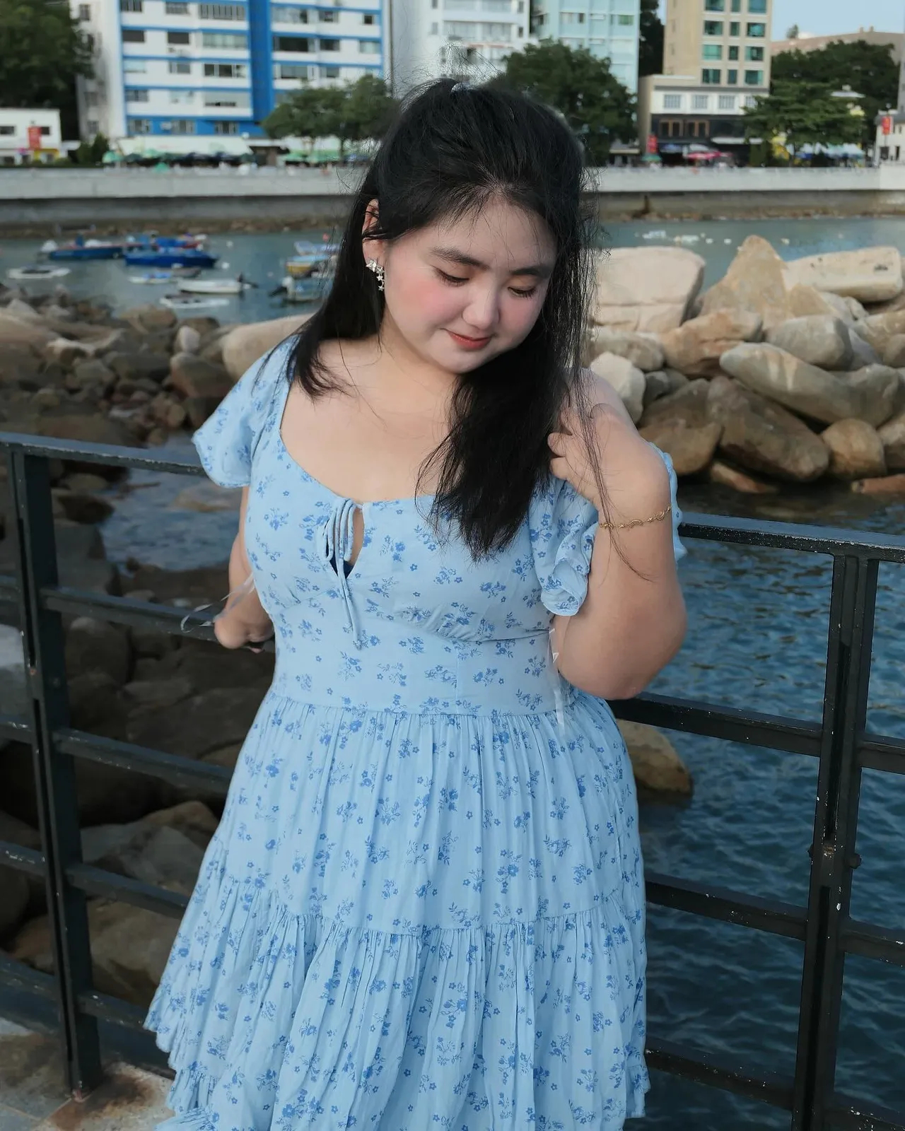 她是香港影星胡慧中的独生女，虽然身材有点丰满，但颜值遗传到妈妈的优良基因，只要再
