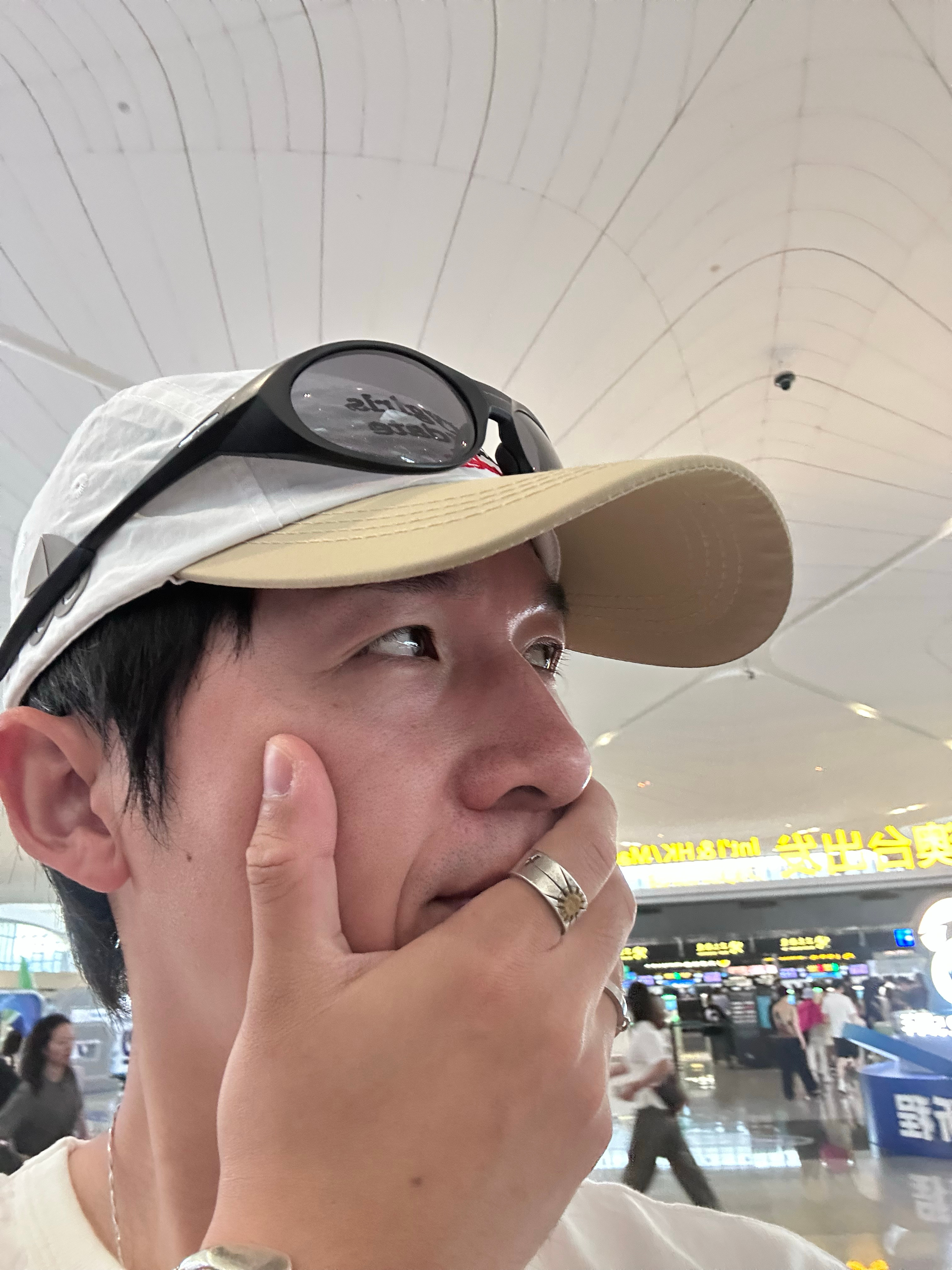 可怕长途飞机，没带耳机… ​​​