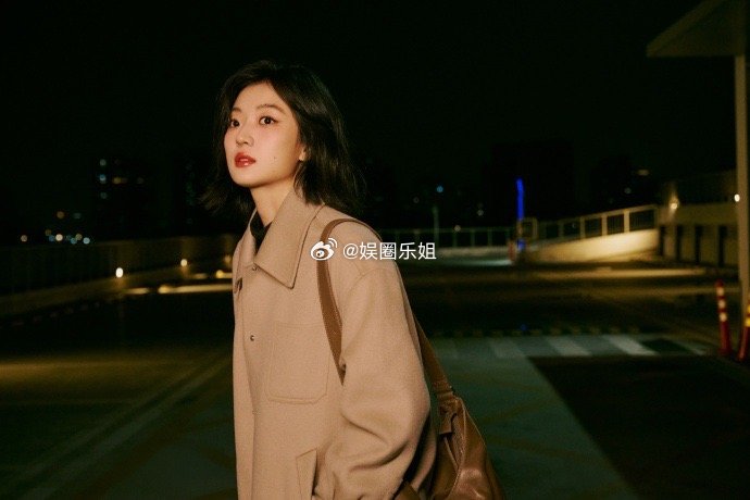 暖黄色大衣×微卷短发，高智感造型解锁米兰时装周，即将亮相FILA大秀。孙千米兰时