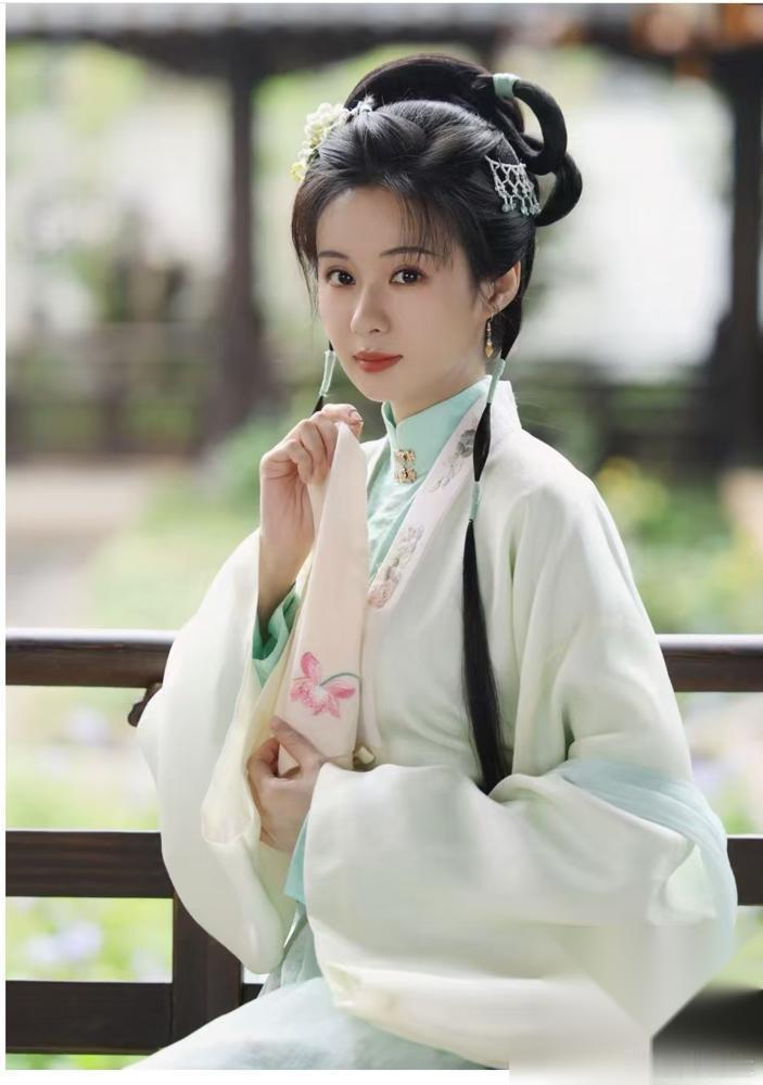 谭松韵防了一年的女配掀桌，昨晚还是在央视重演了。  《兰香如故》刚开播，郑合惠子