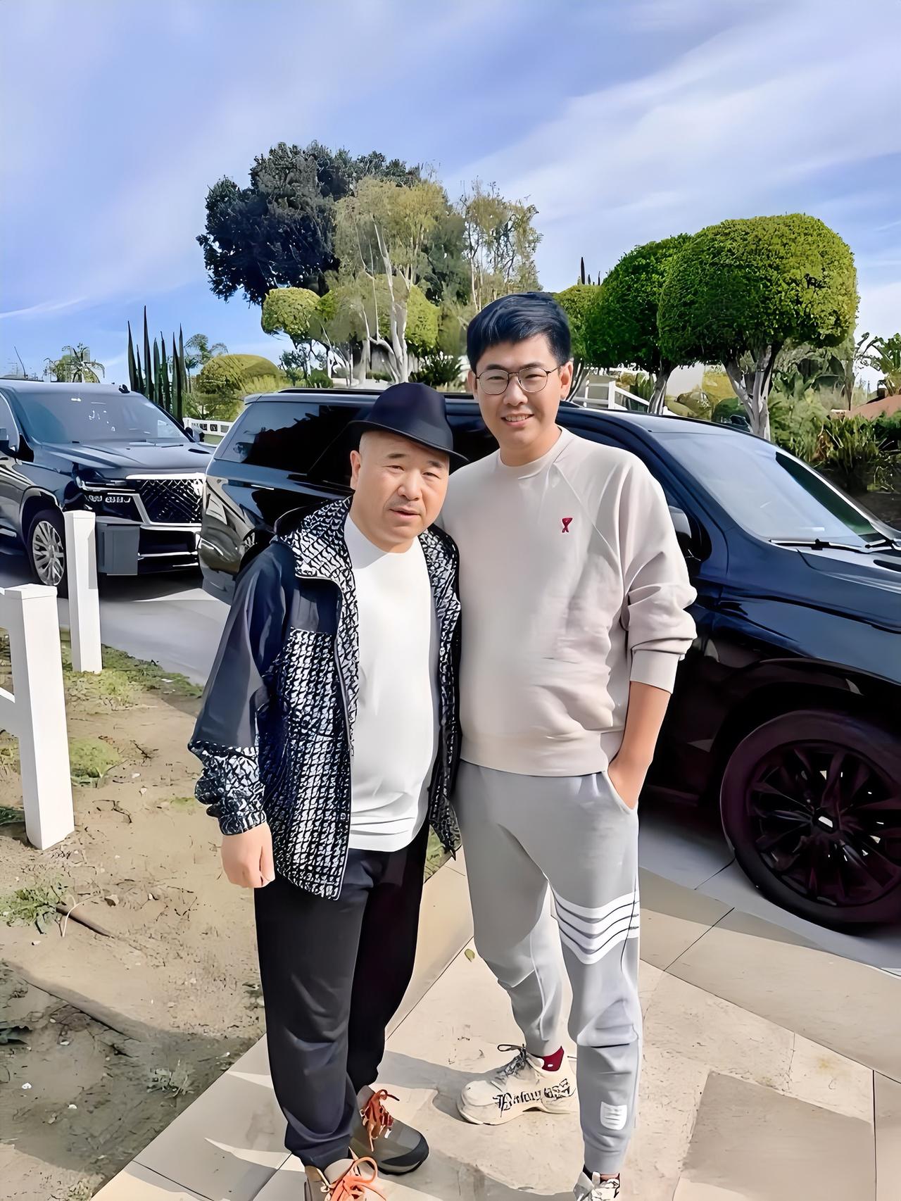 “刘能”不装了，现实生活中一身名牌，哈哈。

“刘能”扮演者王小利私下里，还是很