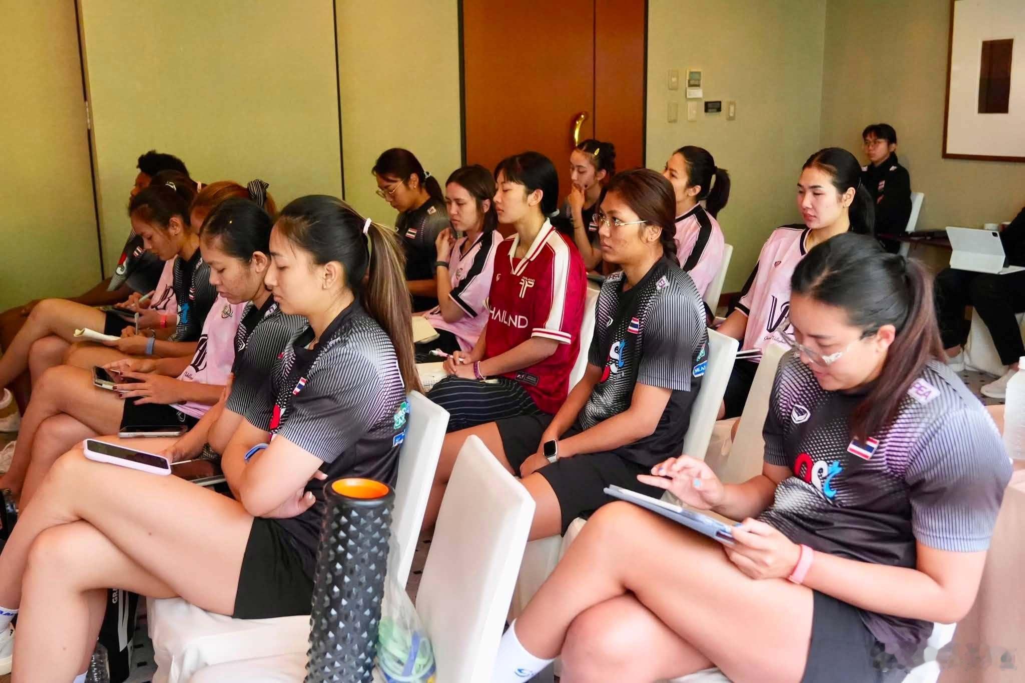 国际排坛动态泰国女排泰女这一周定下的“2胜”目标，想要实现，时间不多了，还是先稳