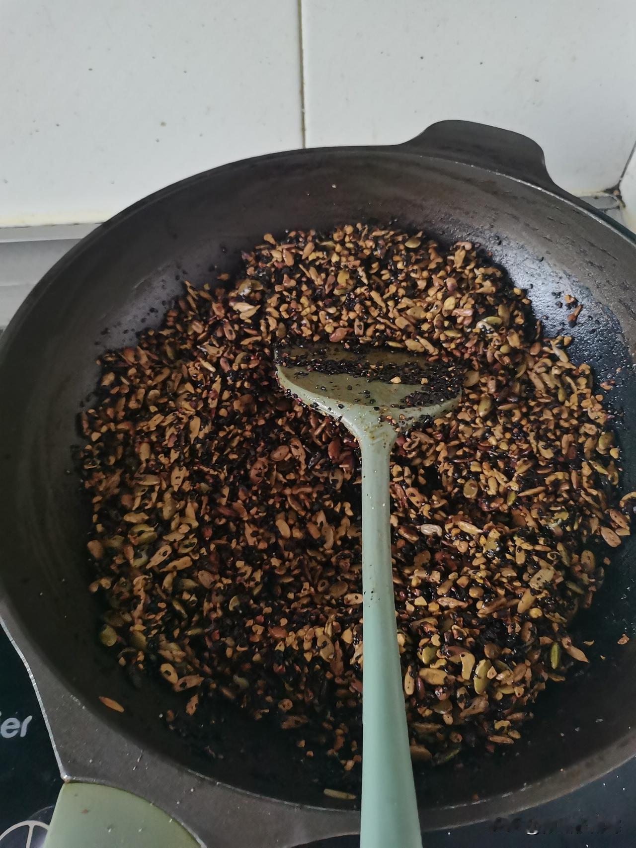 74岁的妈妈做的辣椒碎，是我们的家下饭的必备小吃。
做法非常的简单，也绝对是没有