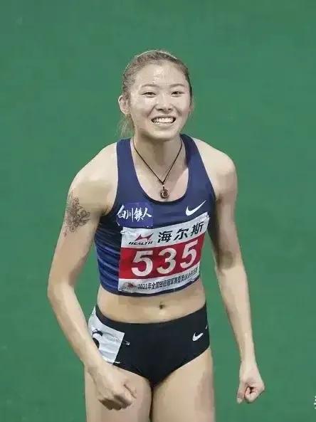 吴艳妮确实跟以前变化很大，
但不是说她整容的理由，
这就是女孩子素颜跟化妆之后的