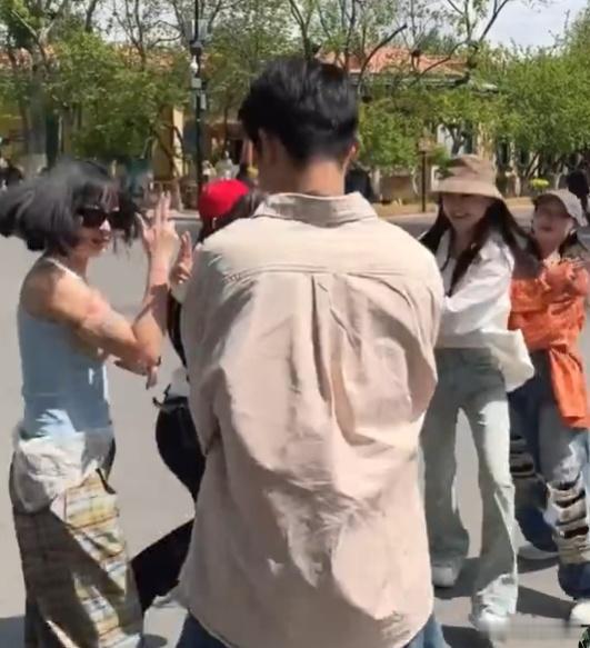和同频的人一起旅游有多爽已经成为杨幂梦女了谁懂啊！和同频的伙伴旅游，就算早餐只啃