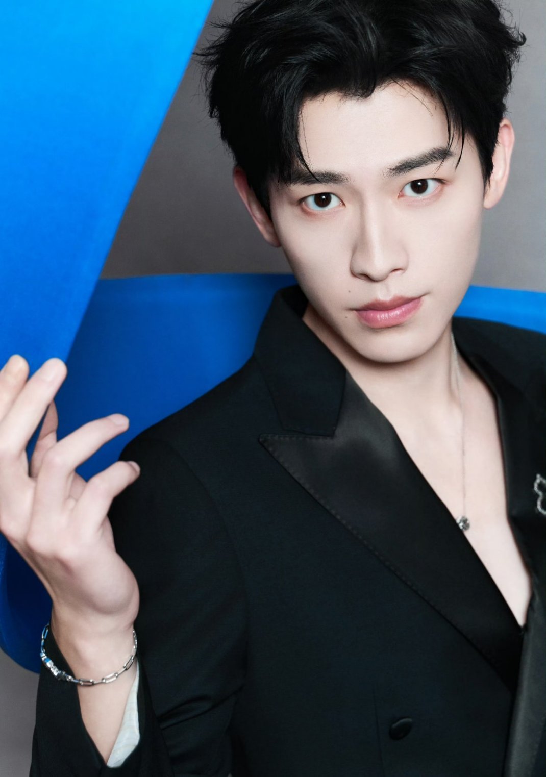 来了来了[羞嗒嗒]辛云来这轮廓线绝美今天真帅住在横店吧支持你在横店买房 ​​​