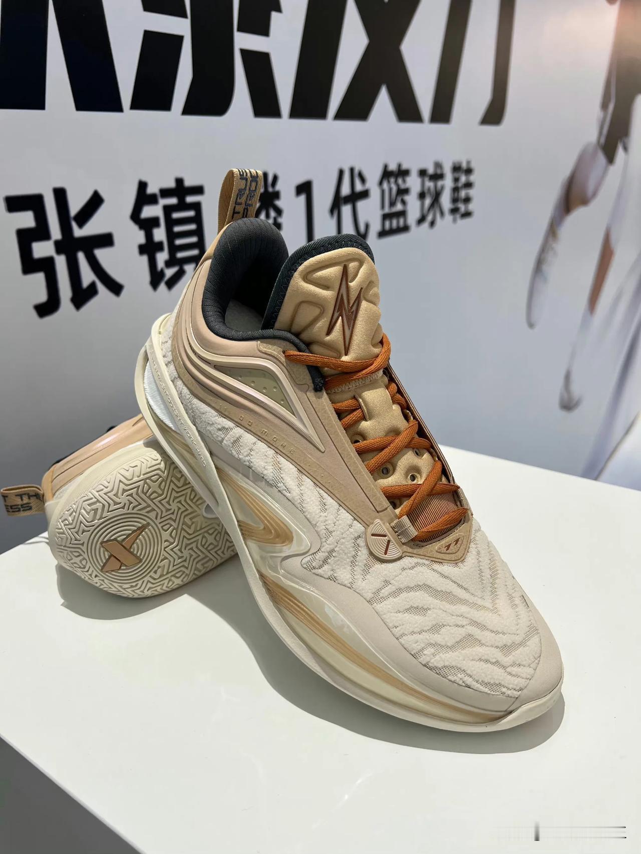 首发三个配色以外，门店还展示了一双暗金配色的ZL.1，据说张镇麟揭幕战会上脚，这
