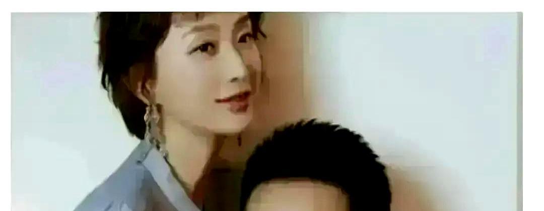 儿子把五年家庭监控剪成纪录片时，发现父亲摔碗的17次里，有16次是他熬夜后的清晨