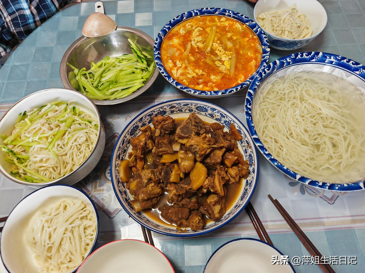 中午又是老公做的饭～过水面条
我和孙子逛超市回到家十一点半了，正好老公也在家，他