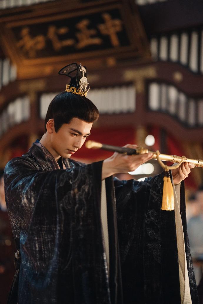 张凌赫凭《逐玉》杀疯，95 生颜值与实力双在线

一部《逐玉》让张凌赫彻底站稳顶