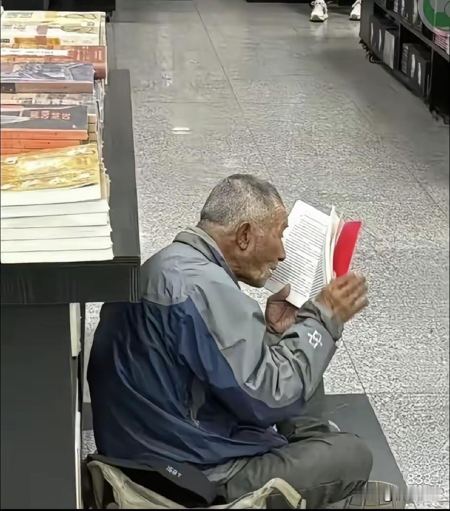 我发现男人退休前后简直是判若两人。
退休前，男人三天一小聚五天一大会，经常喝到深