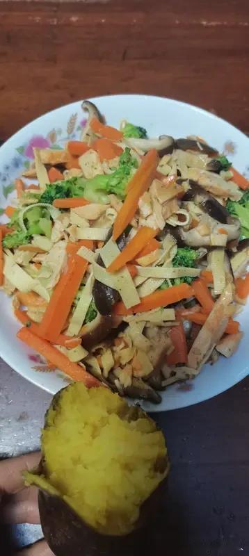长期的素食到底好不好？

别急着站队，先听身体怎么说。

我见过靠素食逆转亚健康