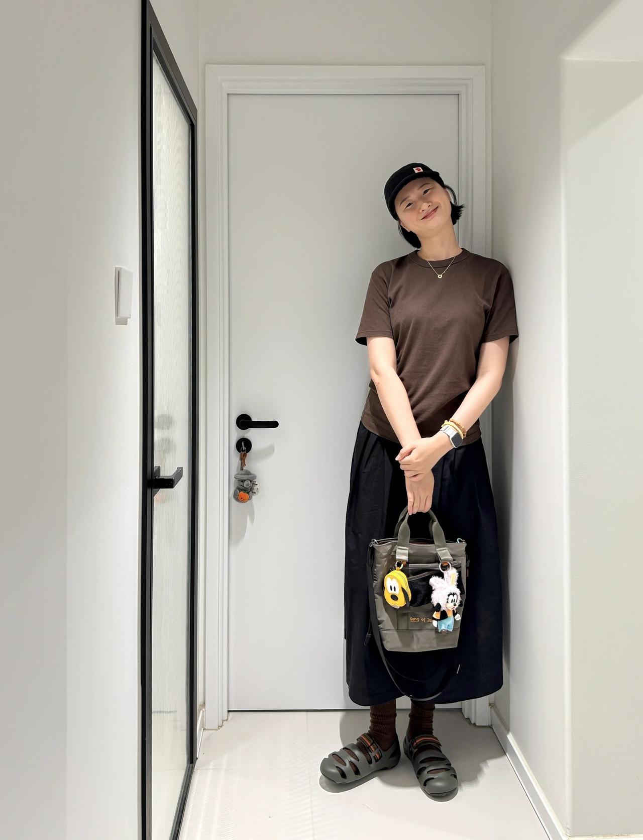 今天周四明天周五
鞋子很好穿呀 适合夏天
🧢：北极狐
👕：优衣库
👗：叁叁