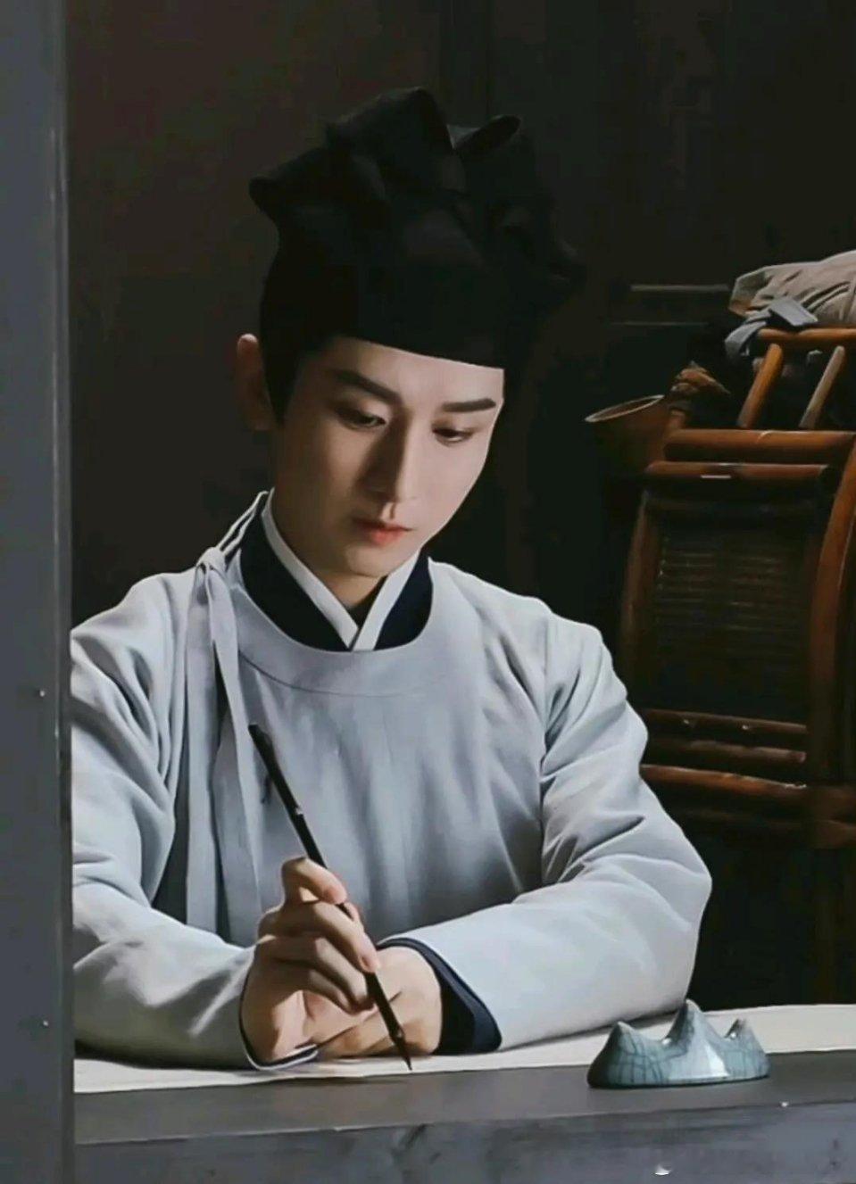 卢云是乱世里仅存的理想圣光。半生蒙冤、颠沛流离，爱过的人无法相守，交好的兄弟渐行